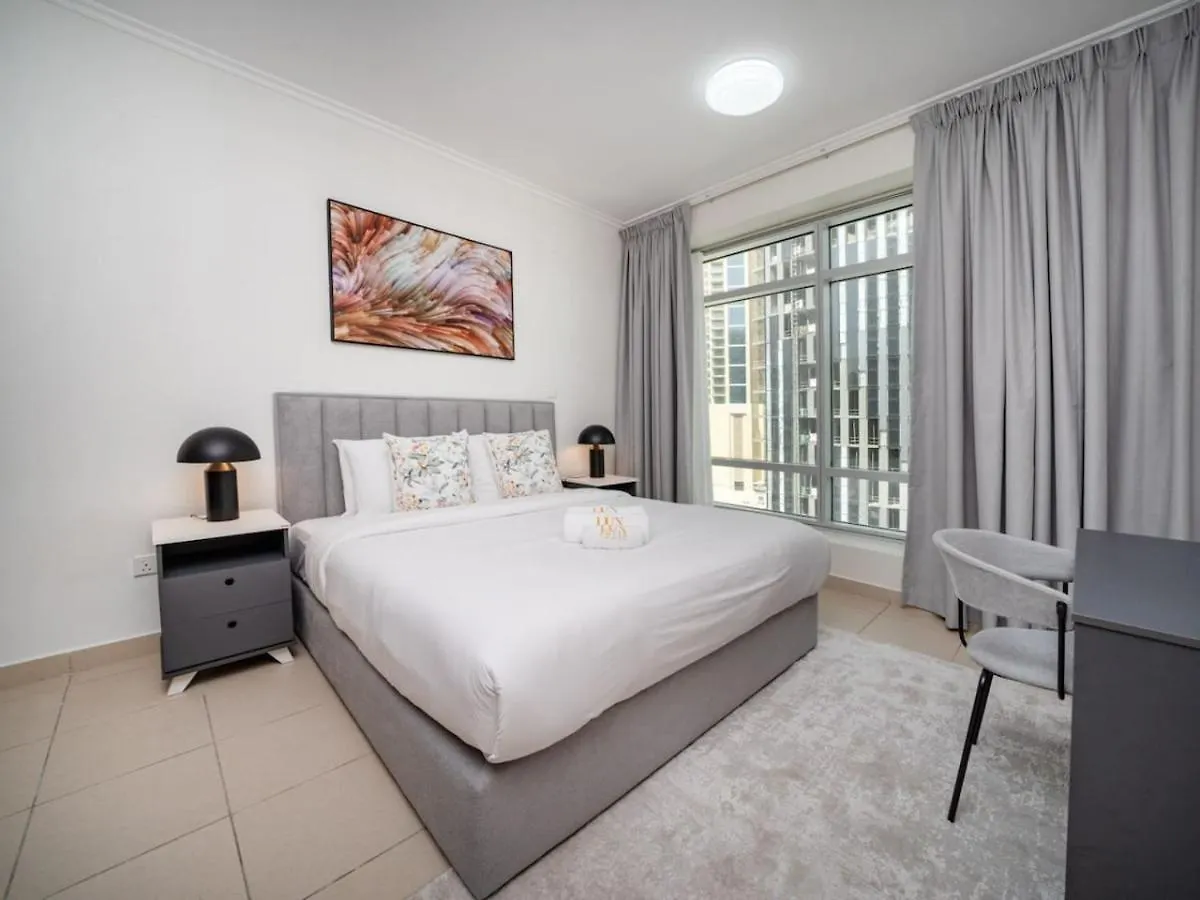 Downtown 1 Bed With A Pool Side Burj Khalifa View Apartment Dubai